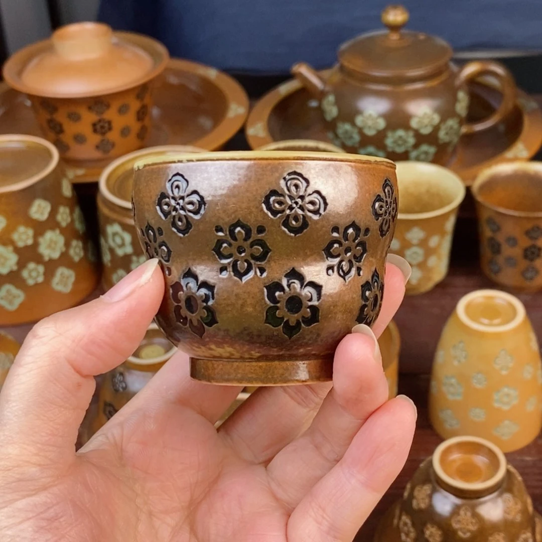 朱砂胎草木灰宝相花纹 黑釉 葫芦杯