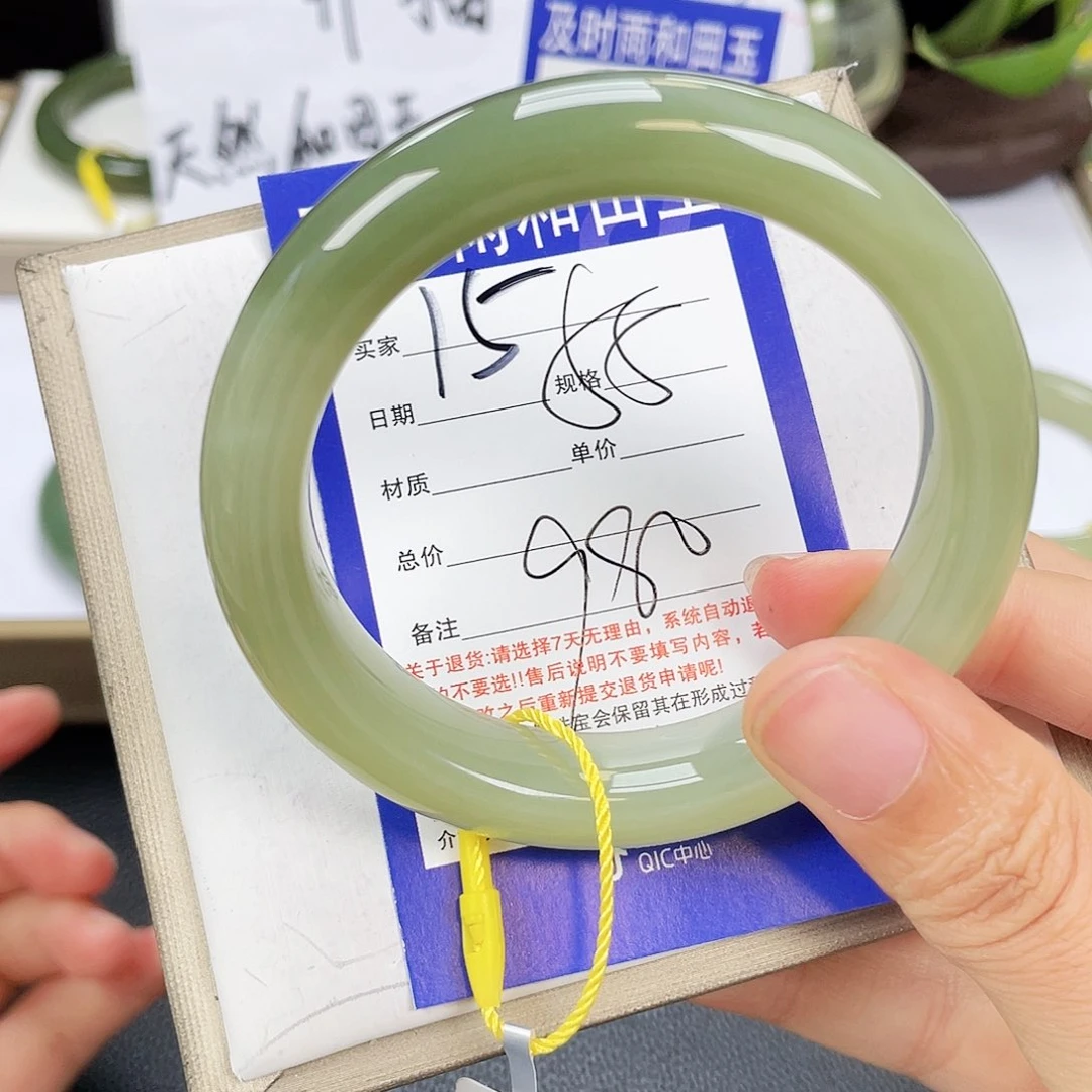 和田玉手镯未镶嵌