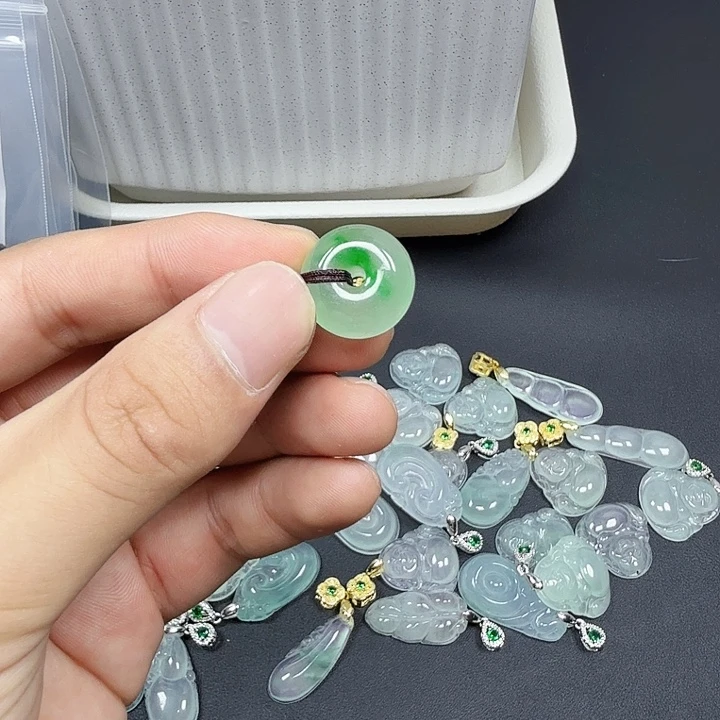 翡翠未镶嵌颈饰38