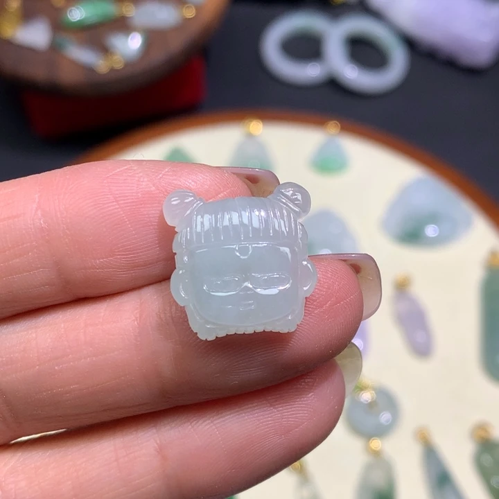 翡翠未镶嵌颈饰哪吒