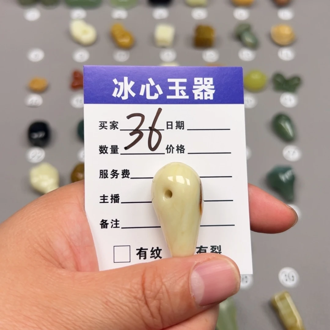 蛇纹石玉未镶嵌颈饰冬*