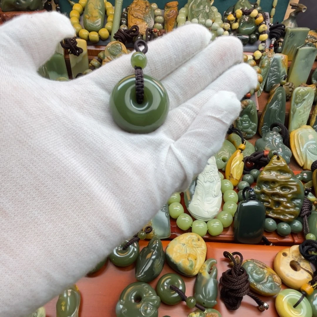 低***跃岫岩老玉（透闪石质玉）未镶嵌颈饰