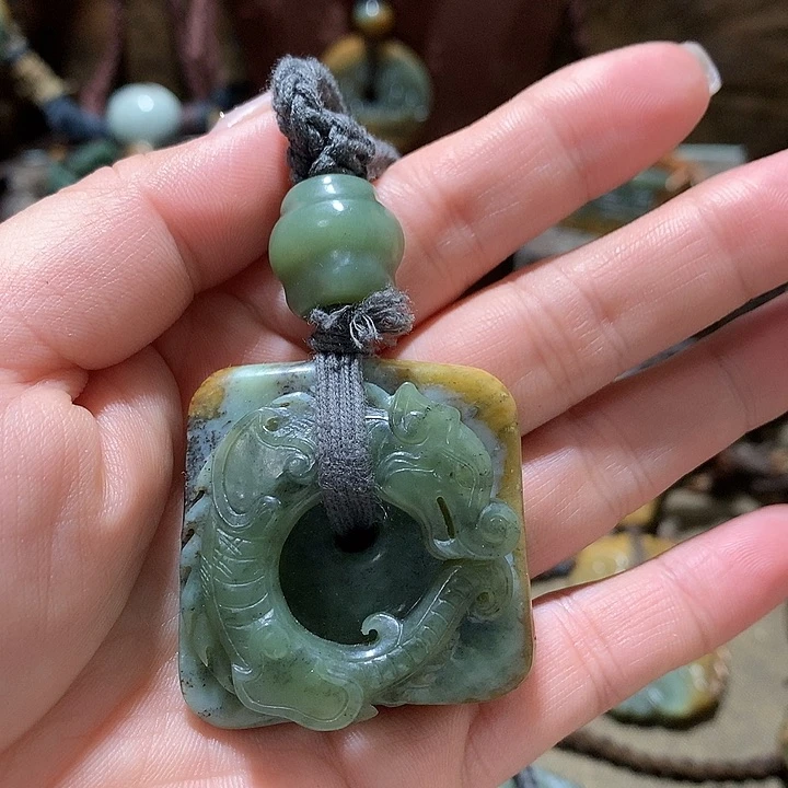 未镶嵌岫岩河磨玉（透闪石质玉）挂件