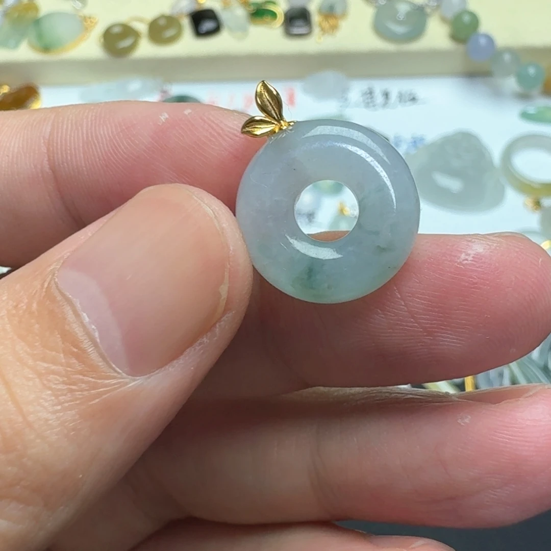 翡翠18K金镶嵌颈饰甜甜圈