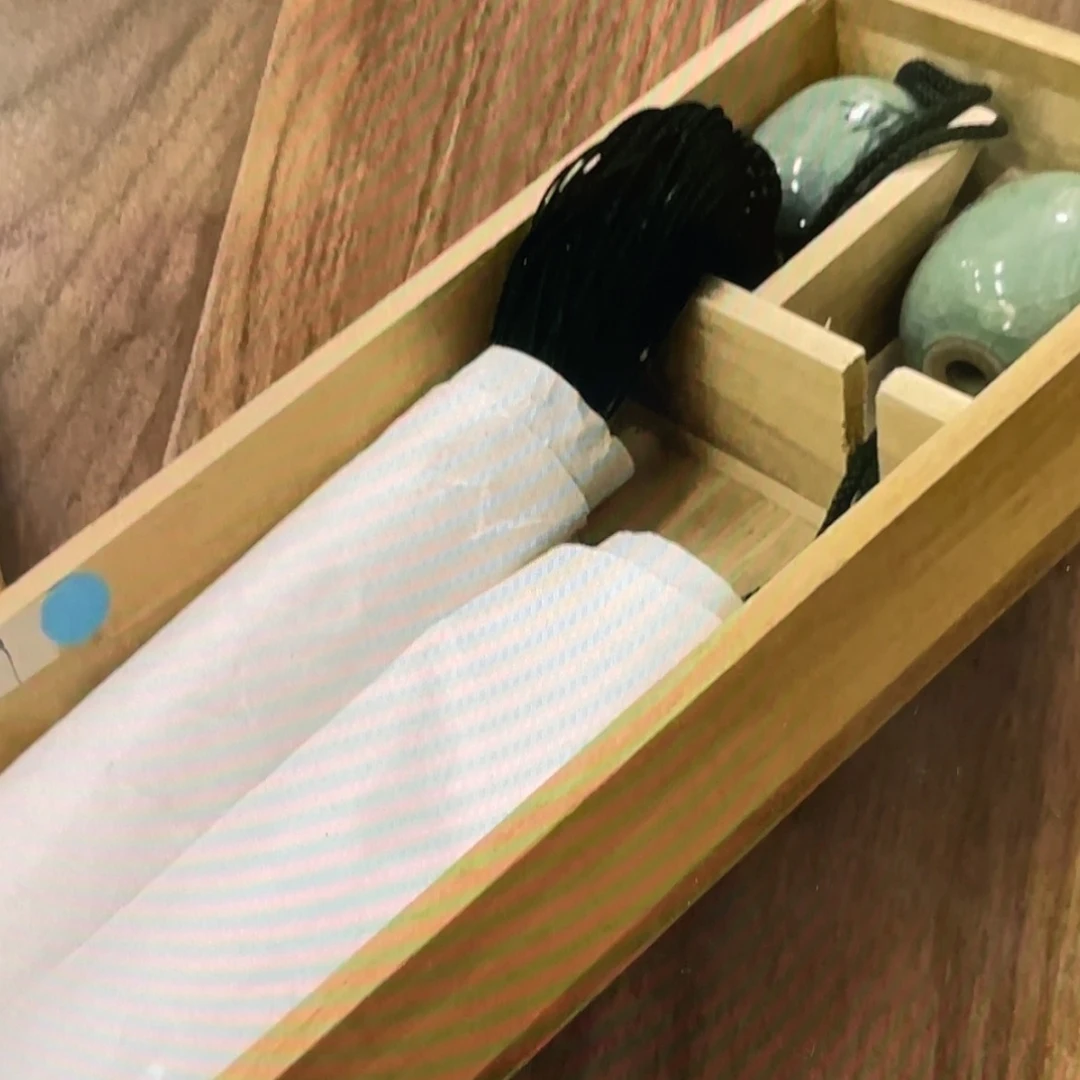 【闪购商品】亽***凢-微瑕_ 回流物品，不是全新
