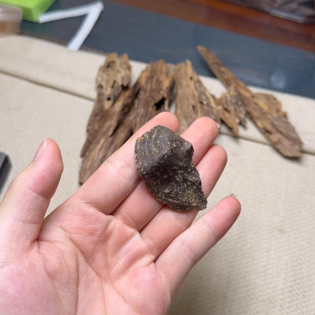 沉香碎屑沉香海南沉香老包壳1.7克