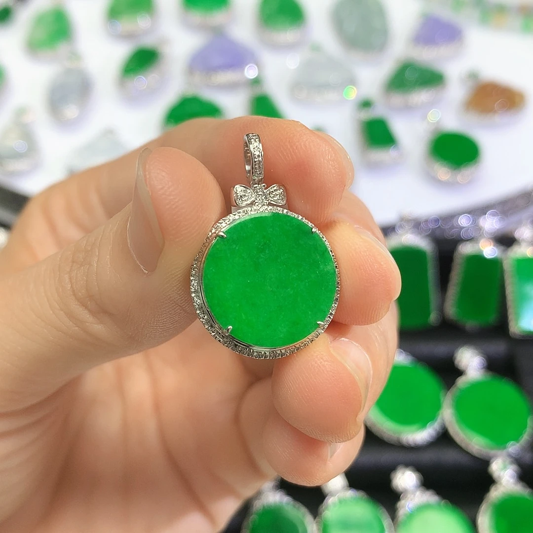 颈饰18K金镶嵌翡翠吊坠