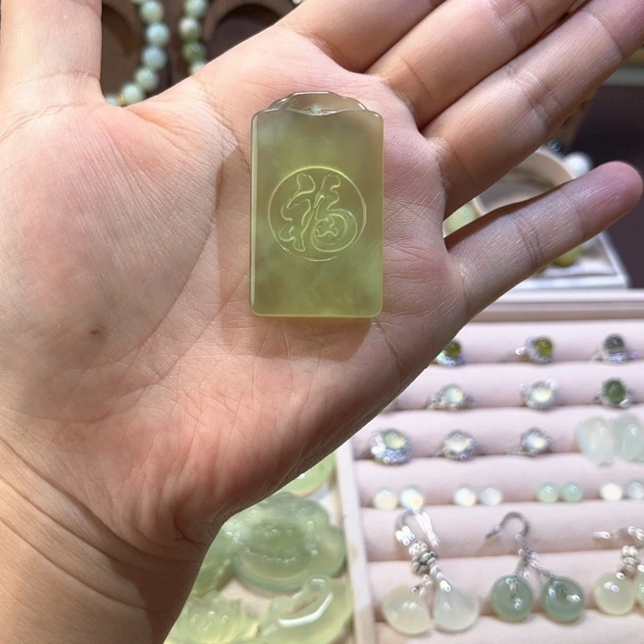 未镶嵌蛇纹石玉吊坠(赠链)福牌
