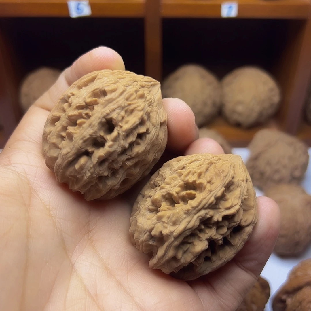 桃核吊坠大沽石一大一小