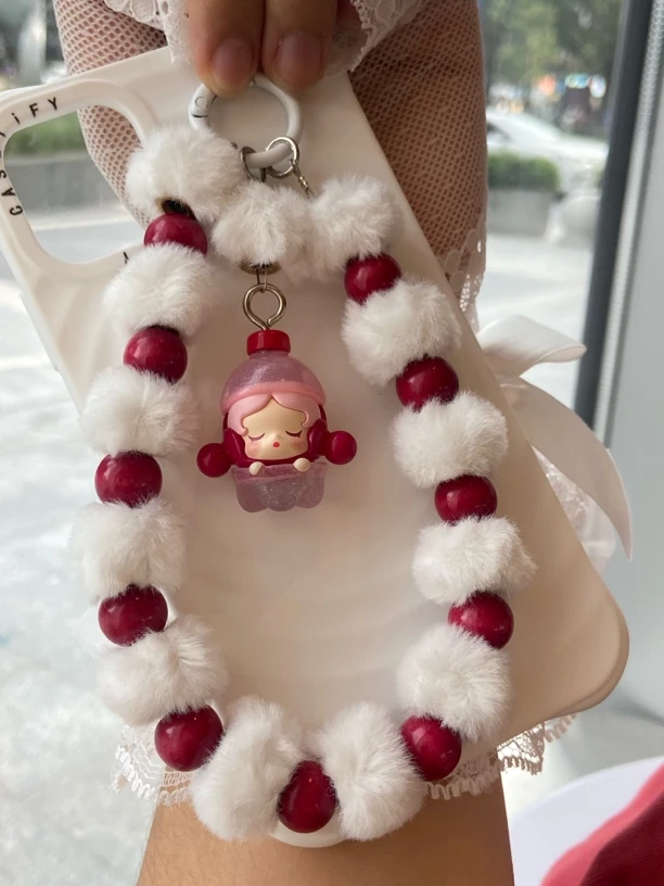 正版泡泡玛特萌粒sp抱抱汽水苹果旅行手腕女士手机链短挂绳挂件饰