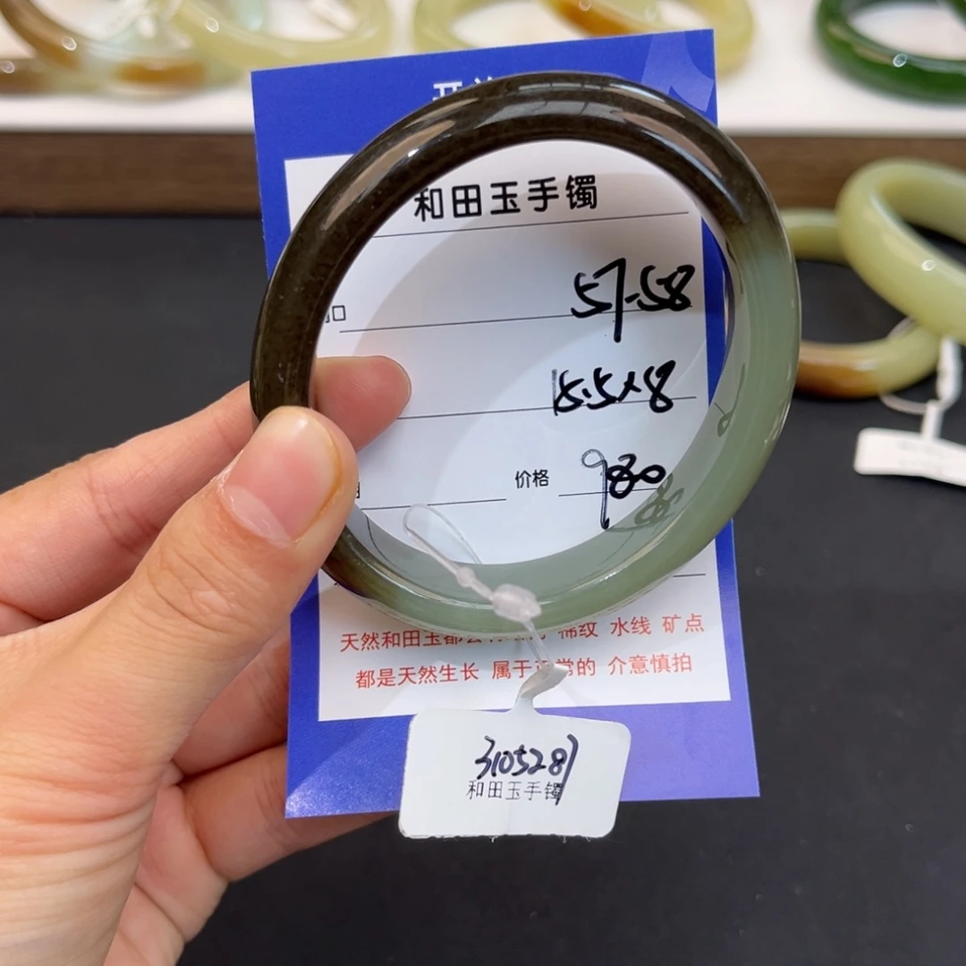 圆***胖和田玉未镶嵌手镯