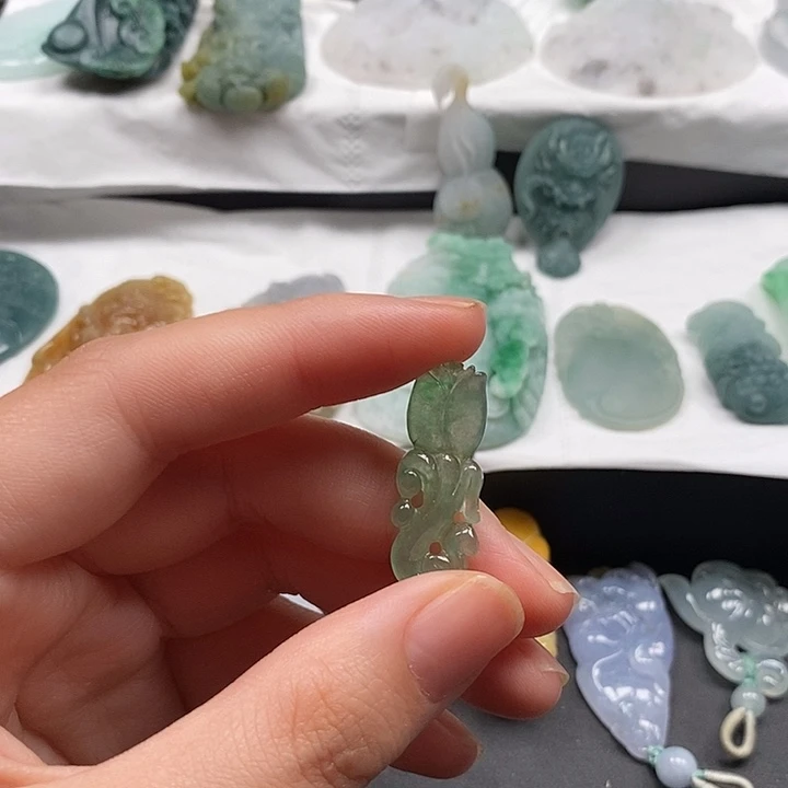 翡翠未镶嵌颈饰翡翠首饰