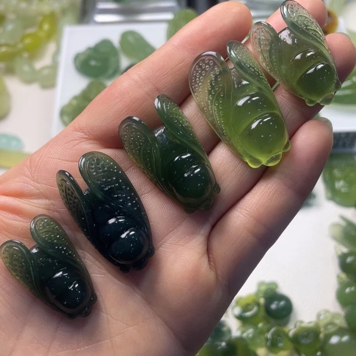 岫玉未镶嵌颈饰吊坠