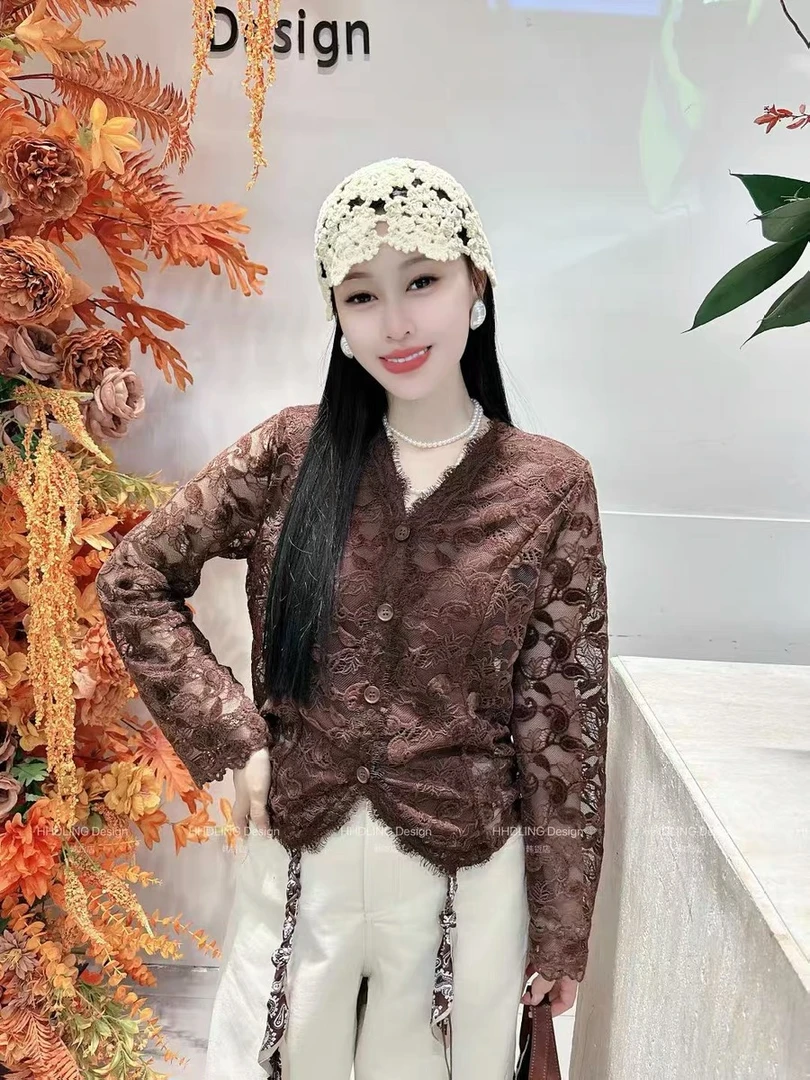 2025早秋时尚百搭显瘦v领钩花衬衫1411