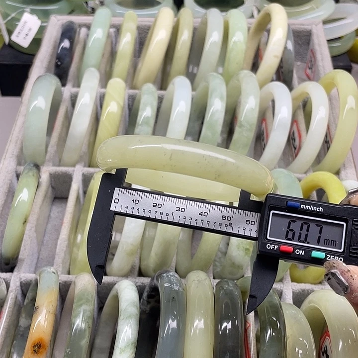 蛇纹石玉未镶嵌手镯321