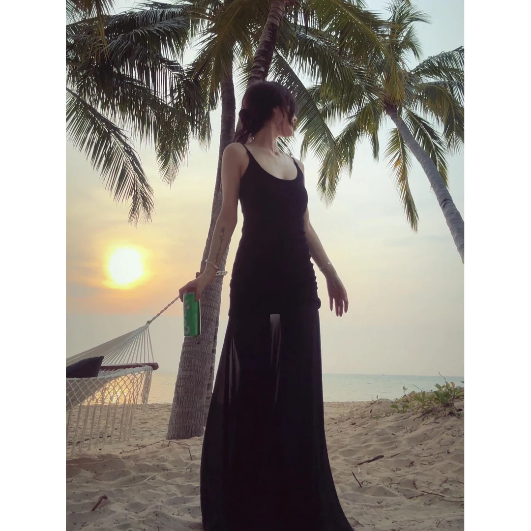 度假风黑色连衣裙女春夏季新款性感辣妹吊带裙微透纯欲风中长裙子