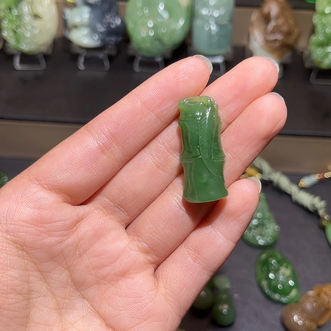 张***墨颈饰未镶嵌和田玉