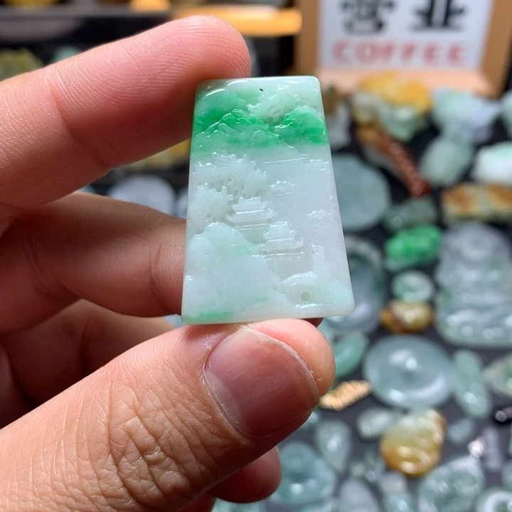 翡翠未镶嵌颈饰阳绿山水牌