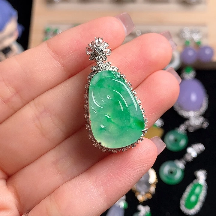 18K金镶嵌挂件翡翠