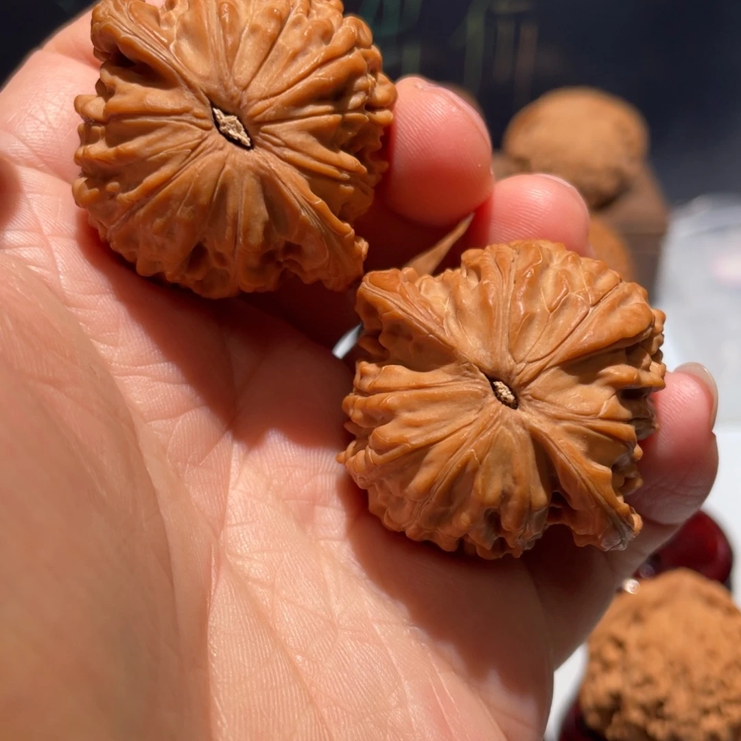 文玩核桃把件是**昊磨盘40全品