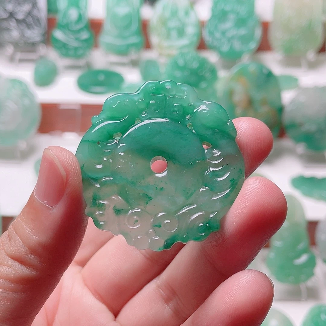赚***易石英质玉未镶嵌颈饰