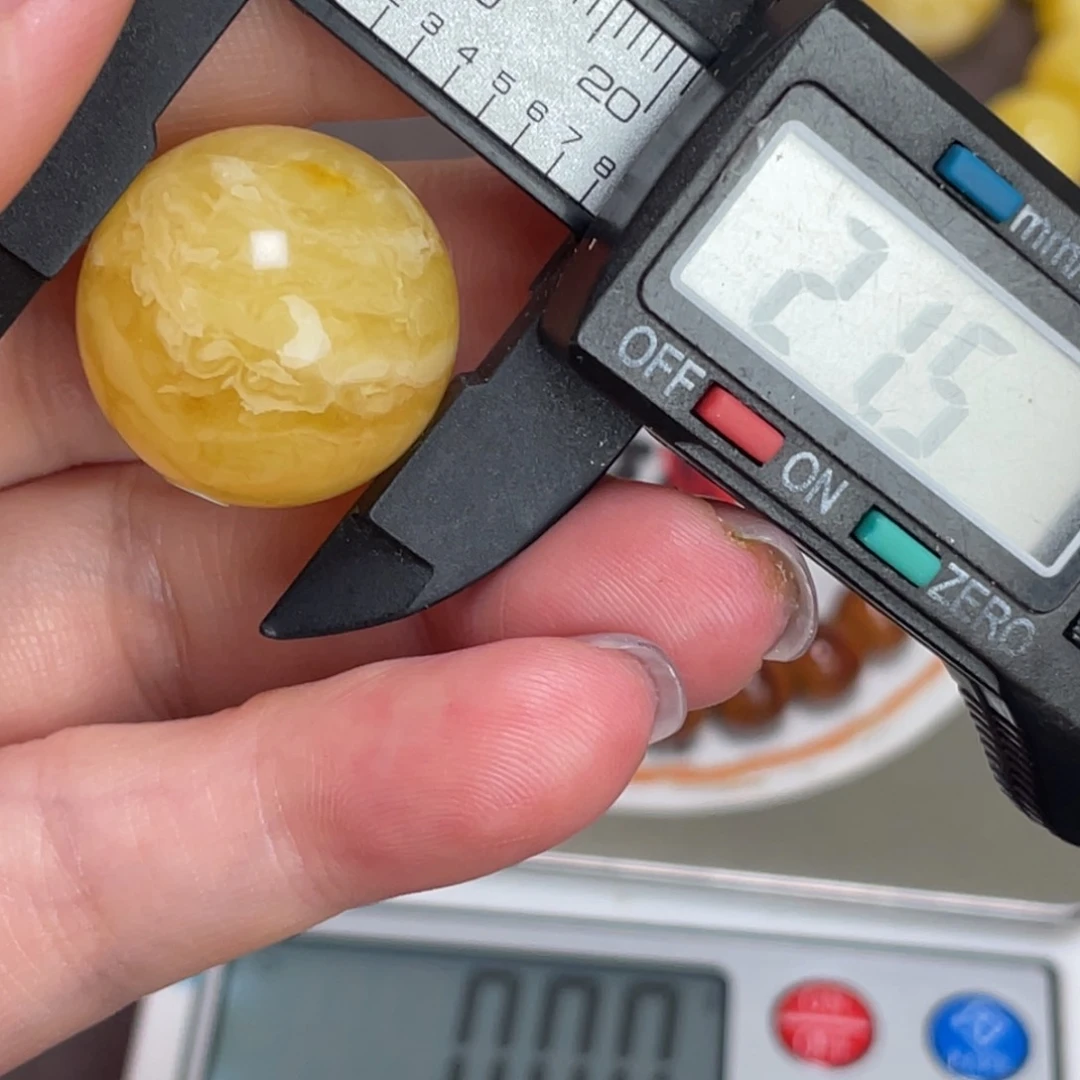 未镶嵌琥珀裸石微瑕337