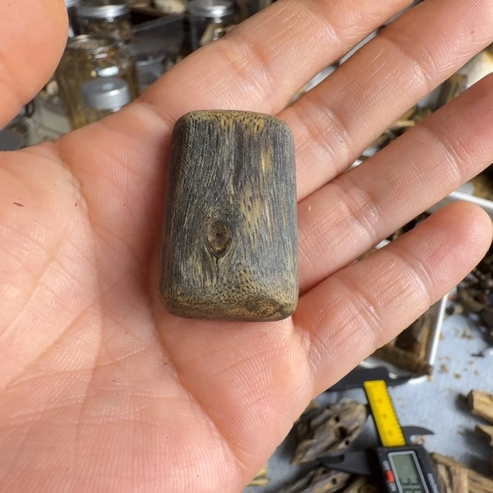 越***贝沉香碎屑沉香奇楠沉香雕刻定制款福字5.9克重一个