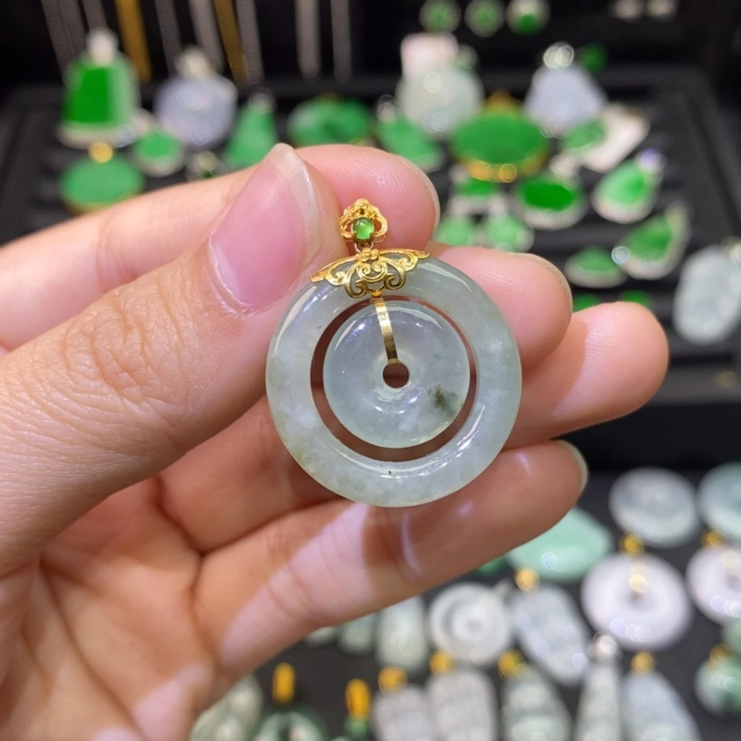 翡翠18K金镶嵌颈饰有纹裂