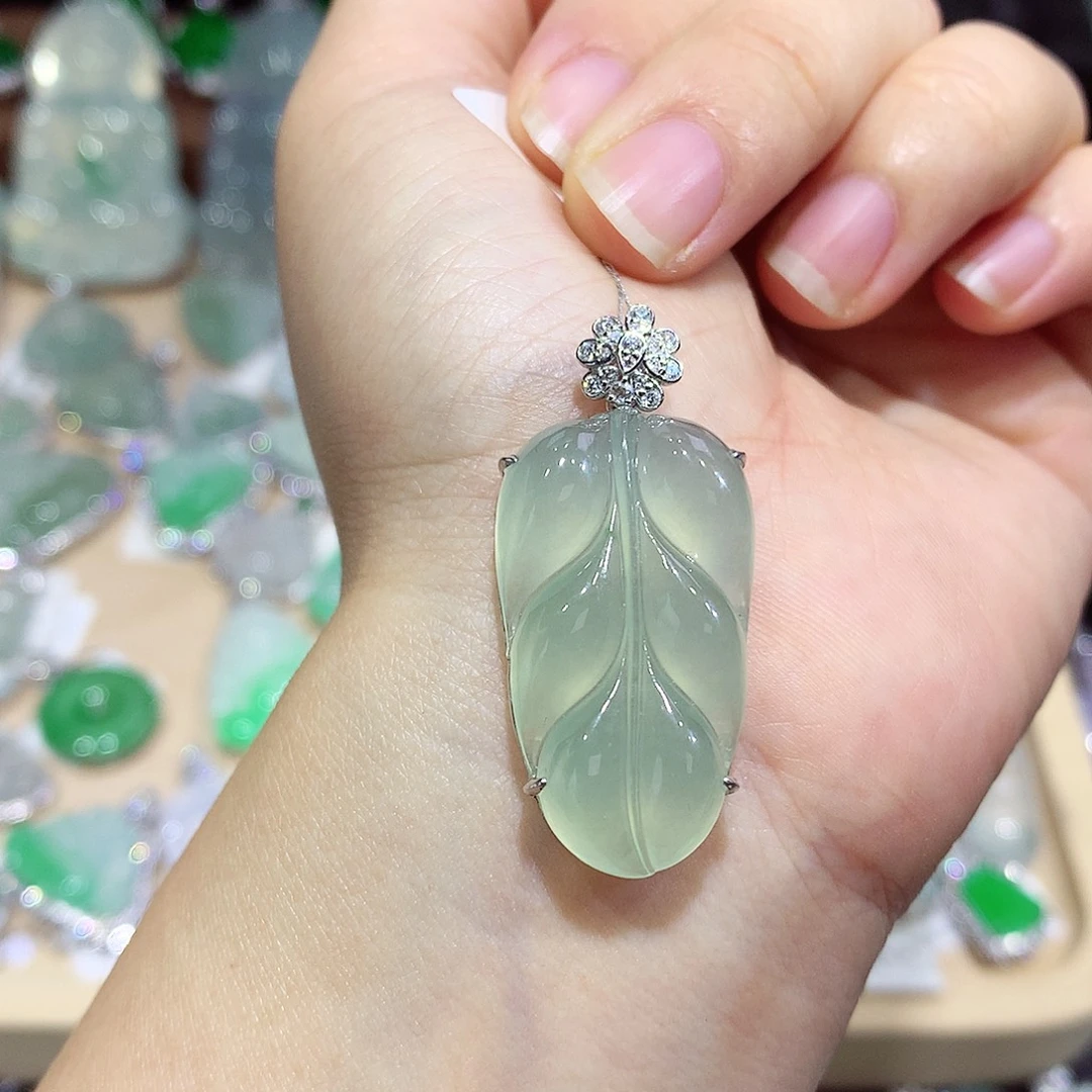 翡翠18K金镶嵌颈饰叶子