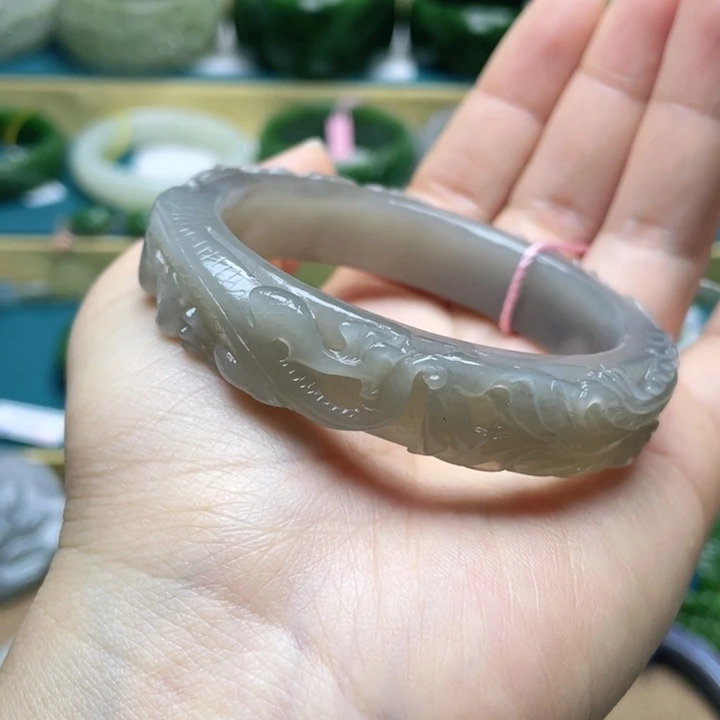 和田玉手镯55圈口。编号43未镶嵌