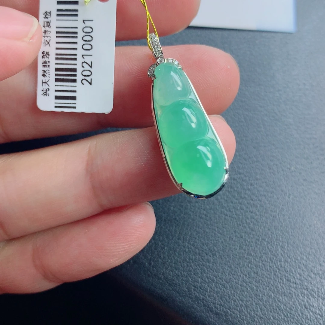 翡翠未镶嵌颈饰叫****行福豆