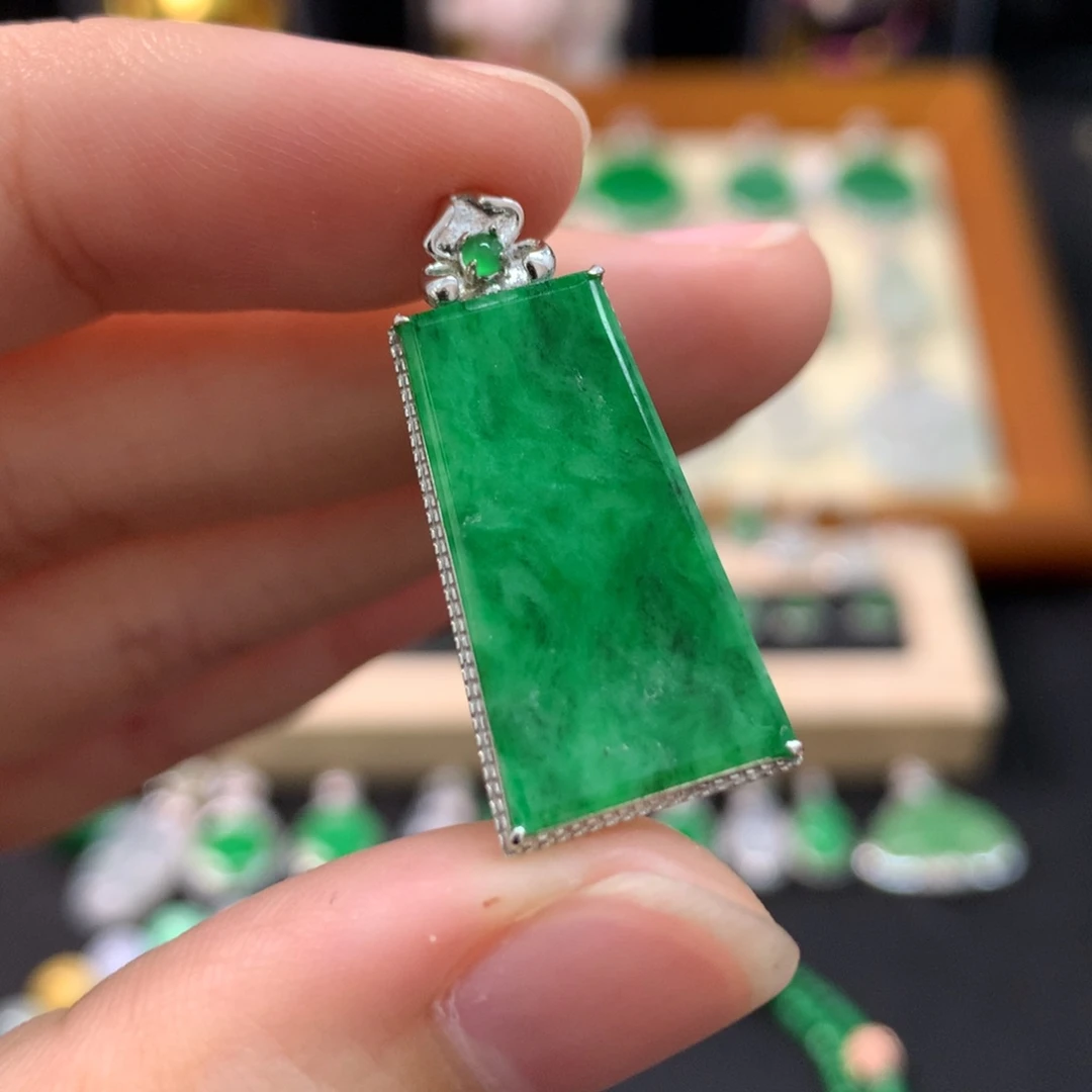 翡翠18K金镶嵌颈饰无事牌