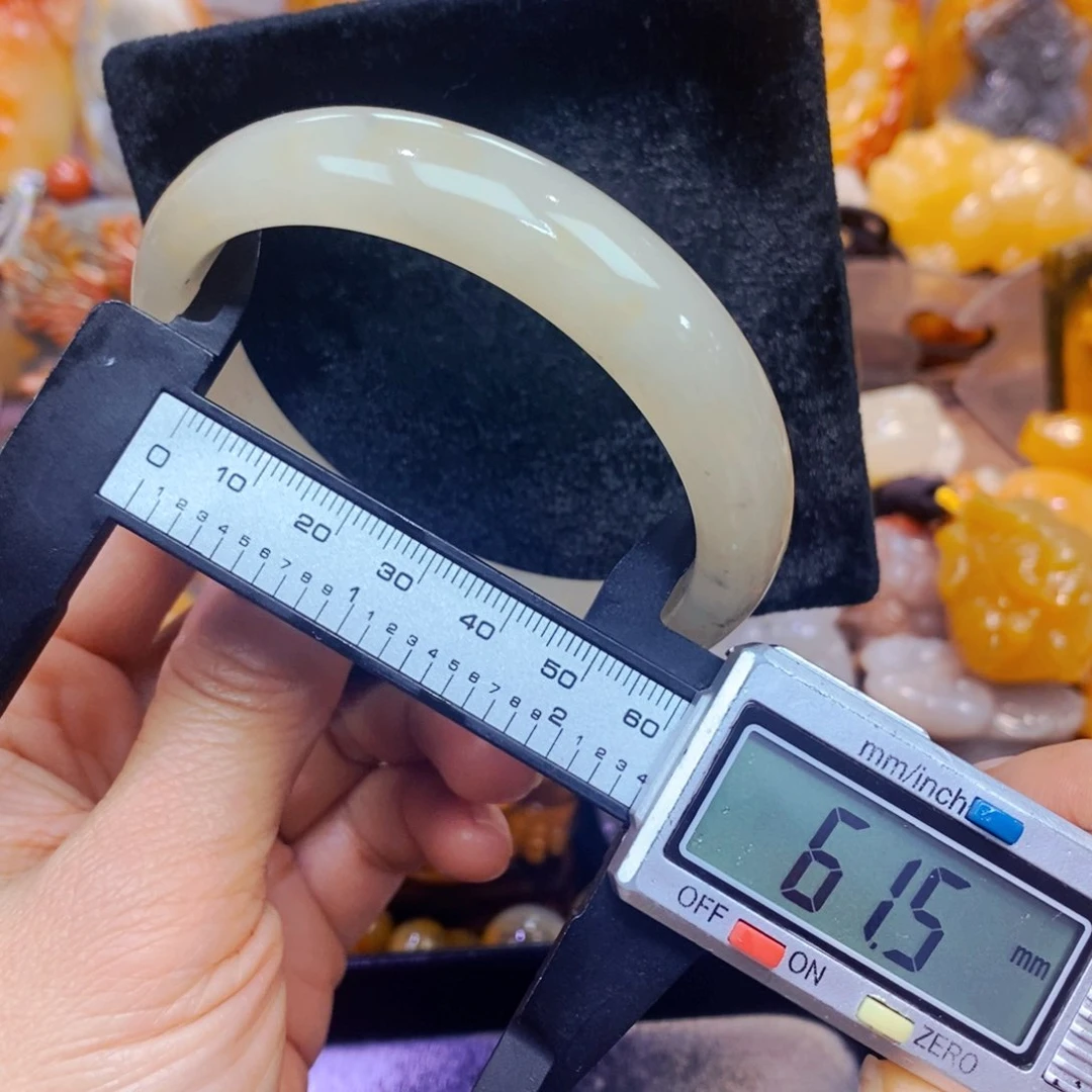 未镶嵌石英质玉（黄龙玉）颈饰