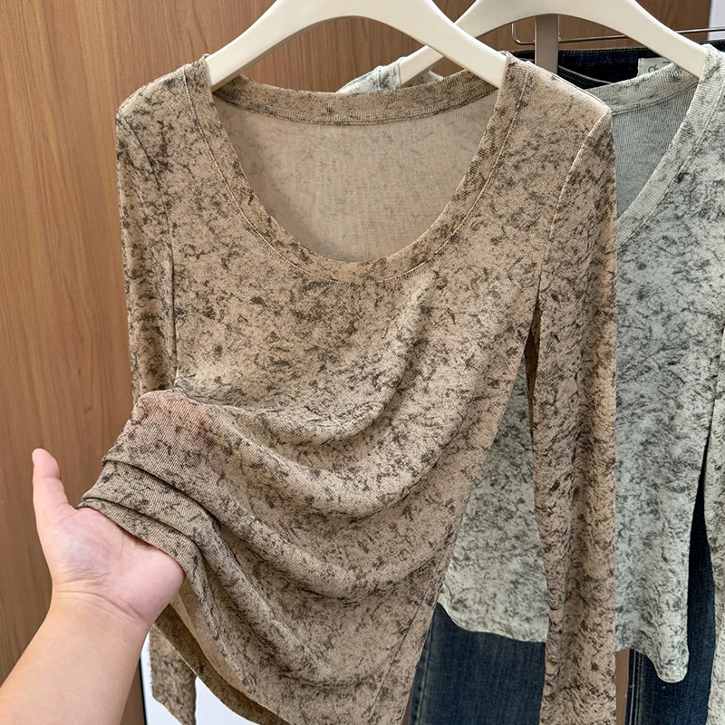 洋气咖色时髦长袖正肩弹力T恤2025早秋新款圆领扎染细闪针织内搭