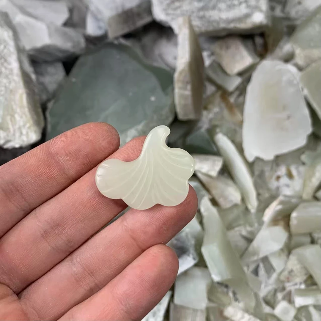 和田玉银杏叶挂件一个定制多样性发货以实物为准有天然玉质结构