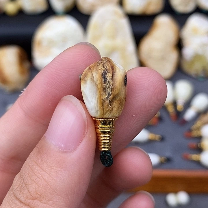 未镶嵌琥珀裸石11三通微瑕特价b271