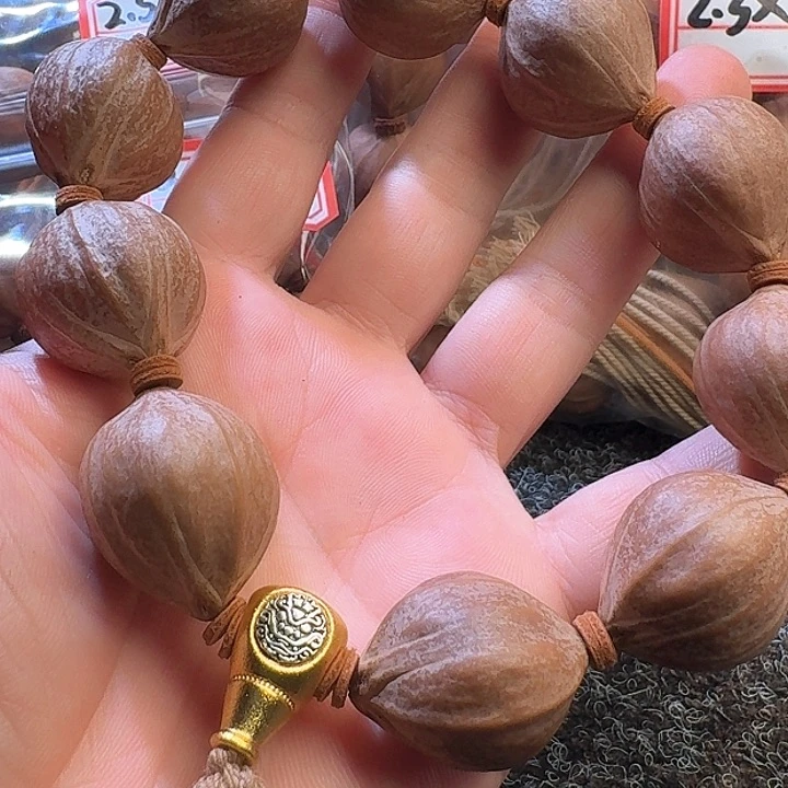 吊坠橄榄核村*的2.4❌2.7