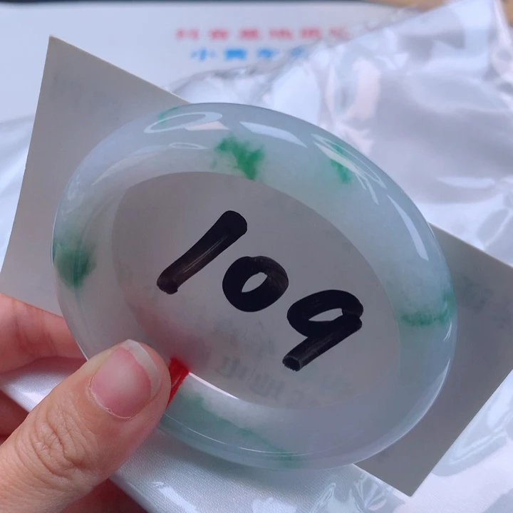 翡翠手镯未镶嵌飘阳绿