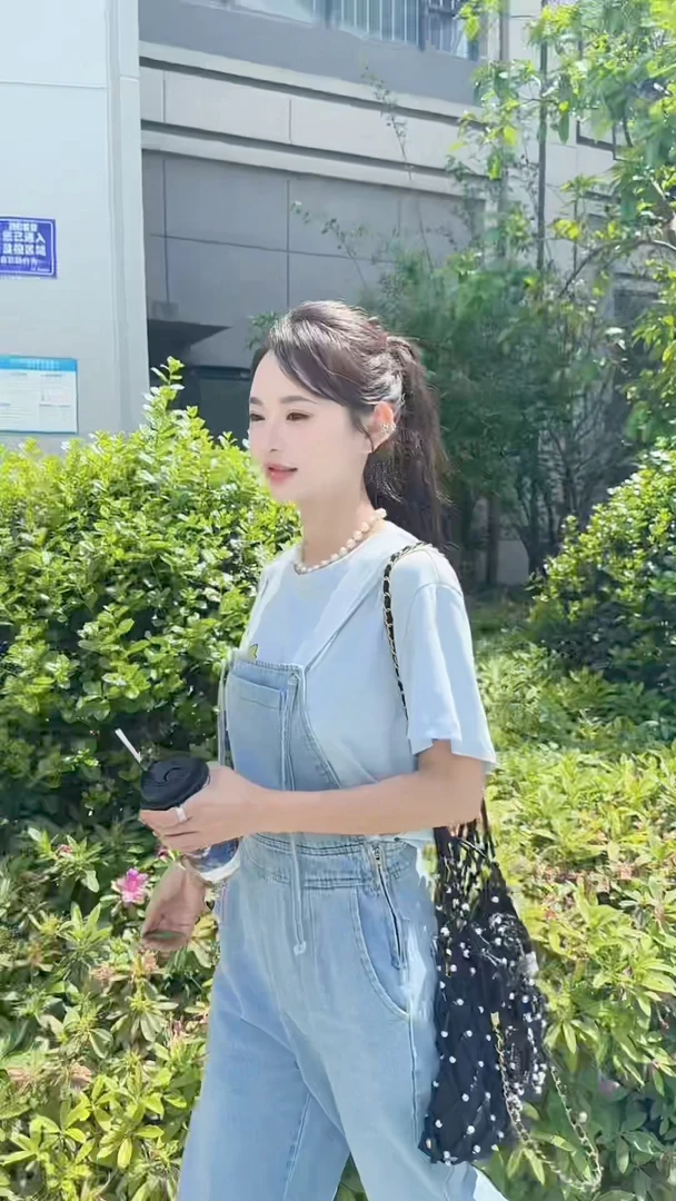 《迪飒》2025蓉蓉家夏季新款韩系带减龄牛仔背带裤显瘦气质女神范