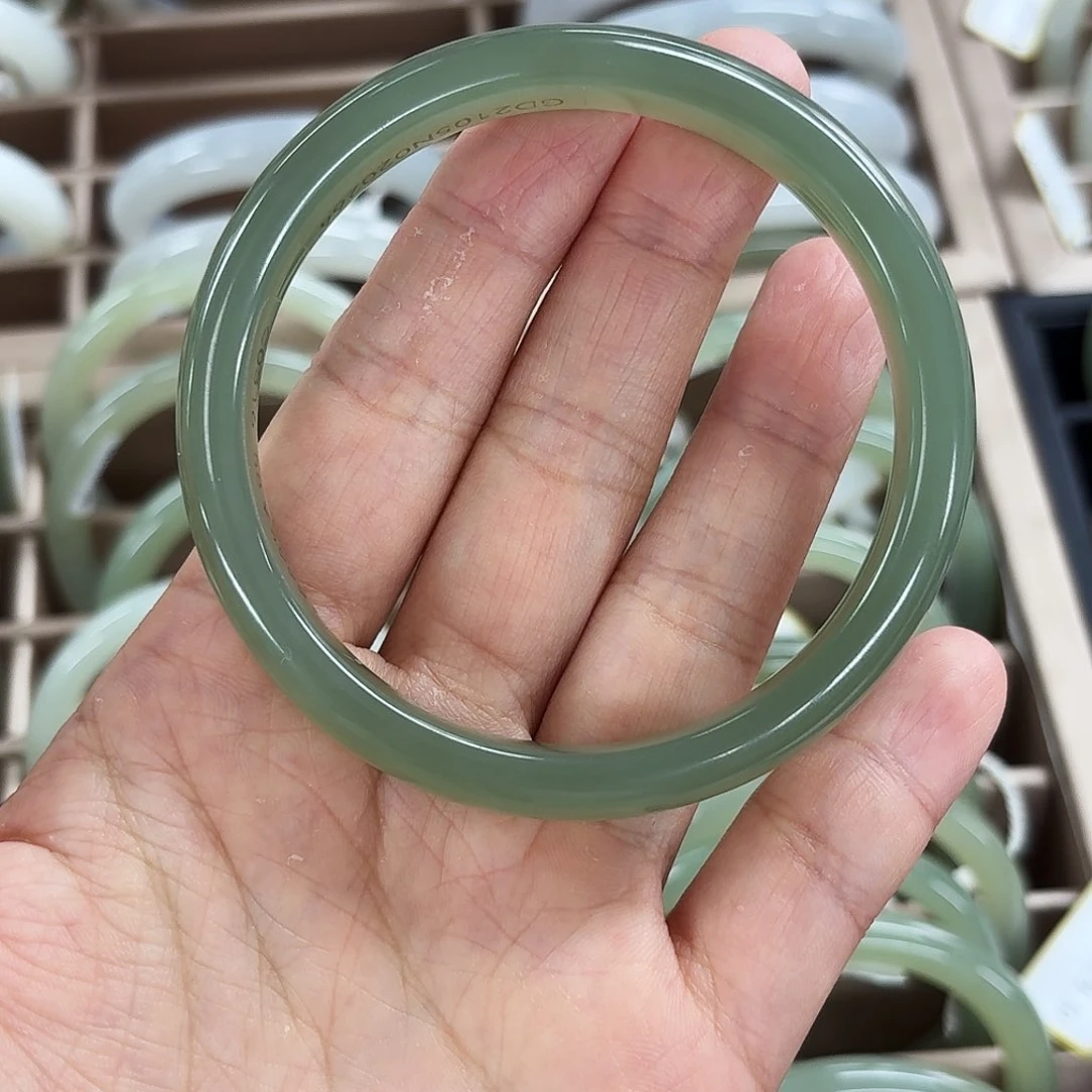 阳****和田玉手镯未镶嵌