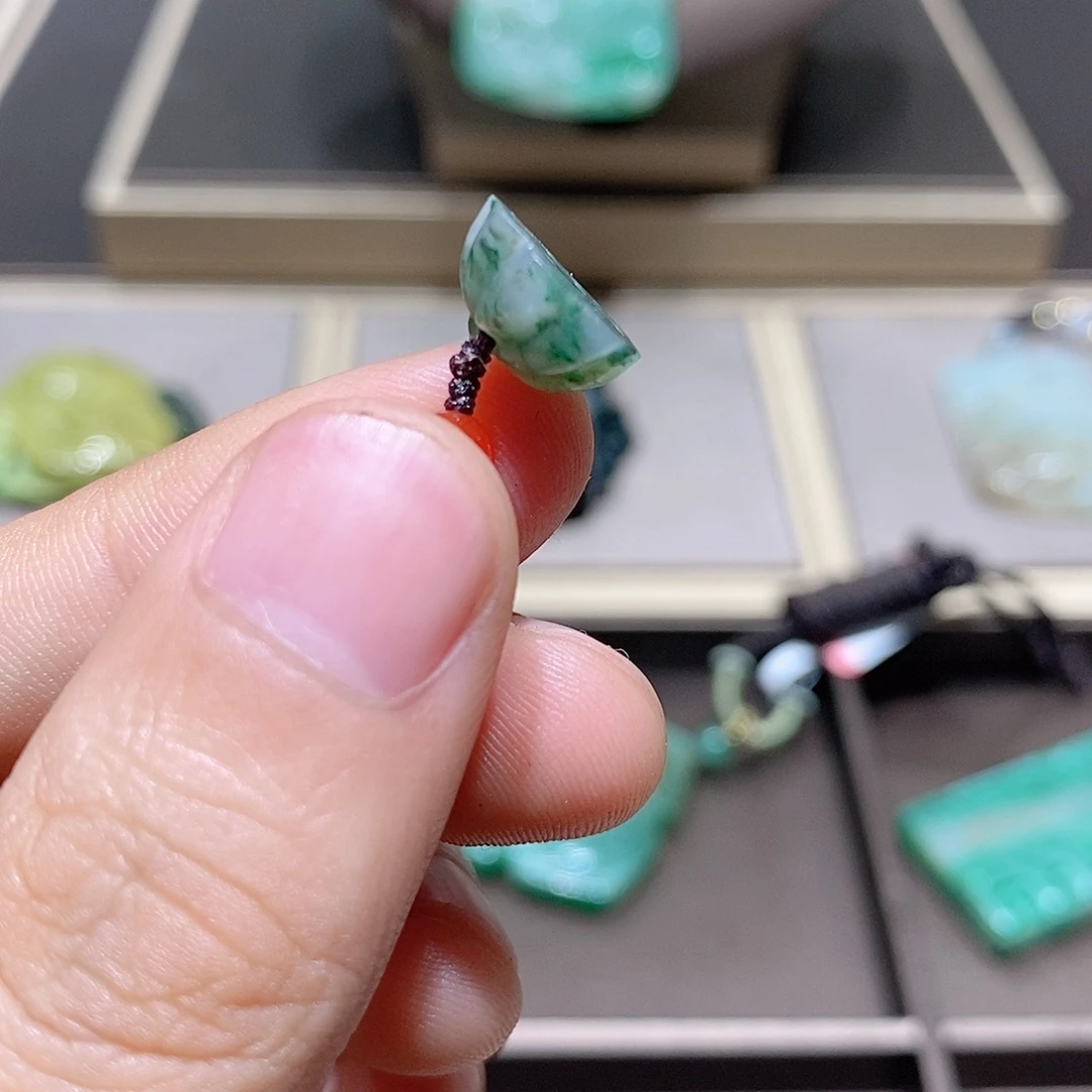 独山玉未镶嵌吊坠