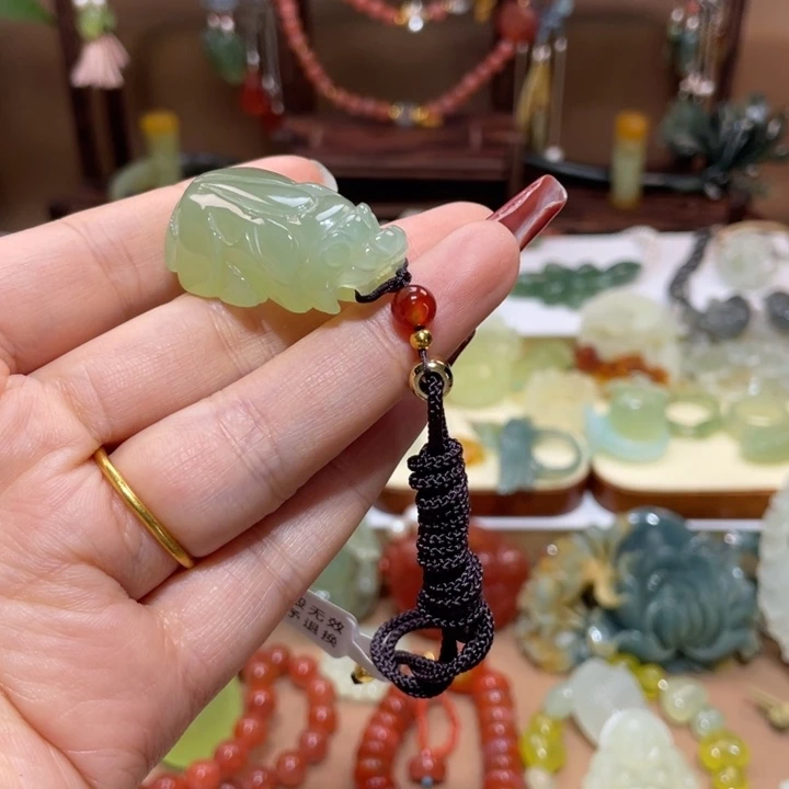 蛇纹石玉颈饰未镶嵌