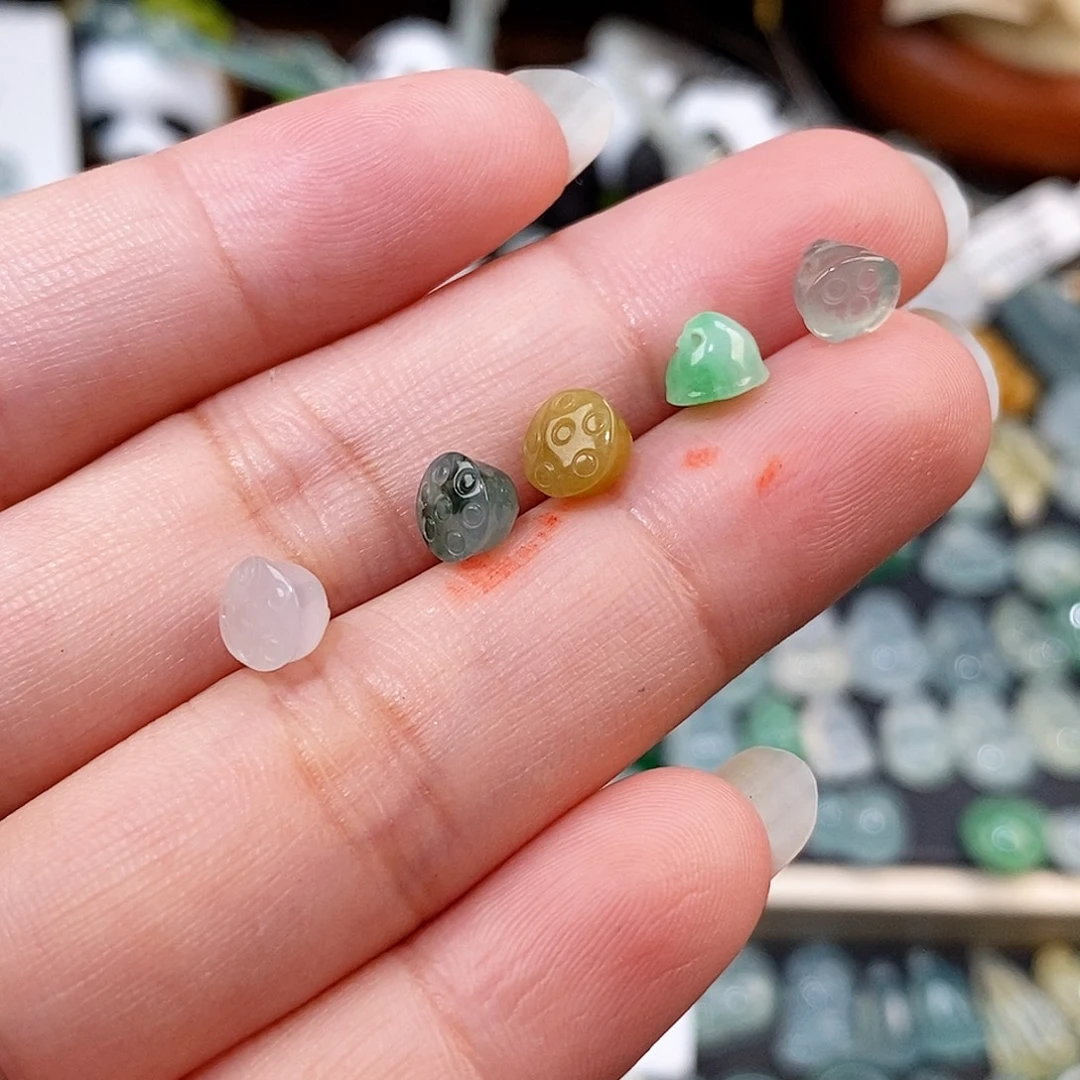 翡翠未镶嵌颈饰莲蓬一手