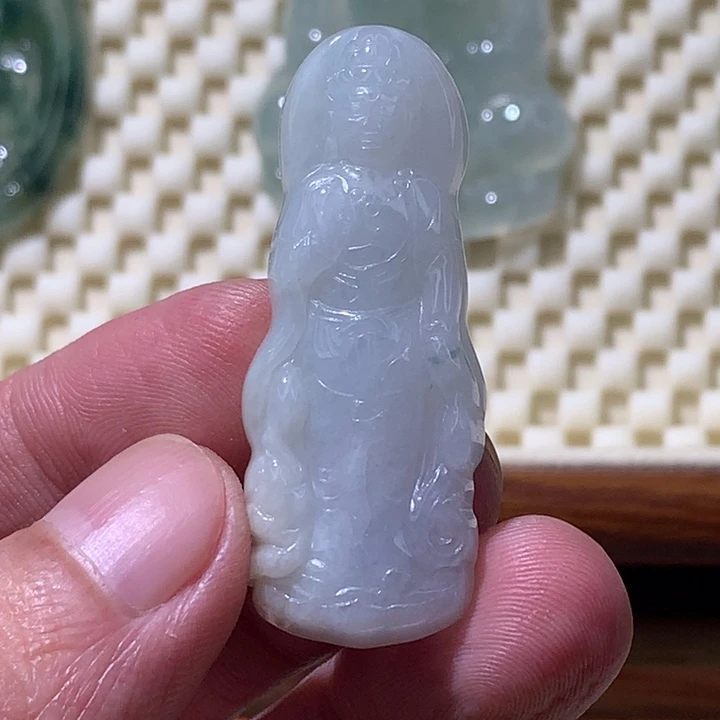 翡翠未镶嵌颈饰站观音