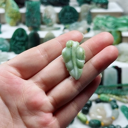 独山玉未镶嵌把件