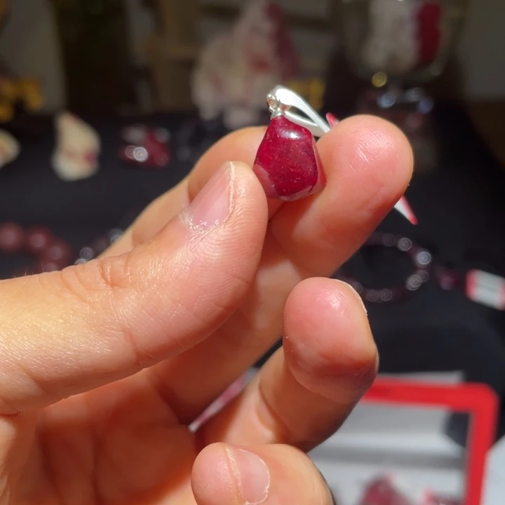 天然辰砂单晶体吊坠