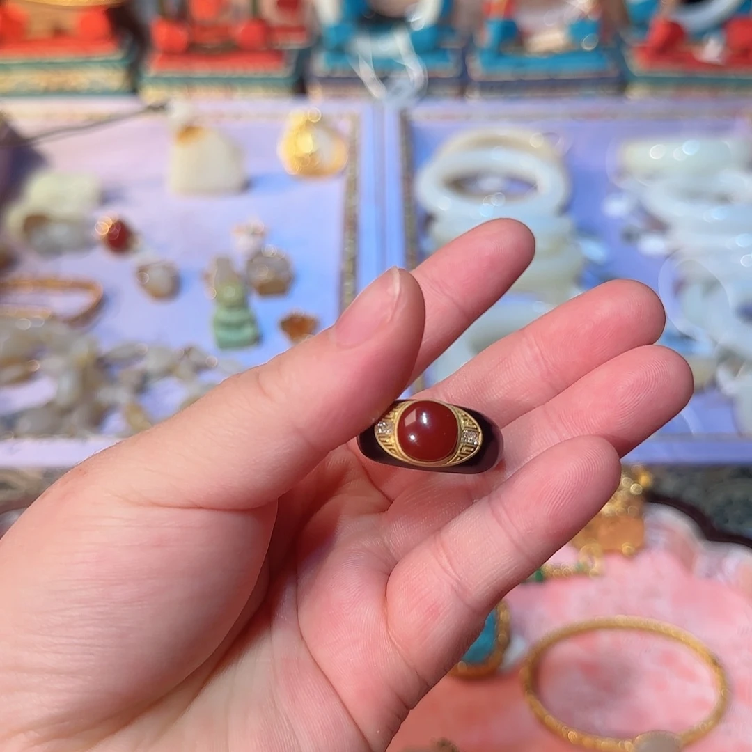 18K金镶嵌南红玛瑙戒指