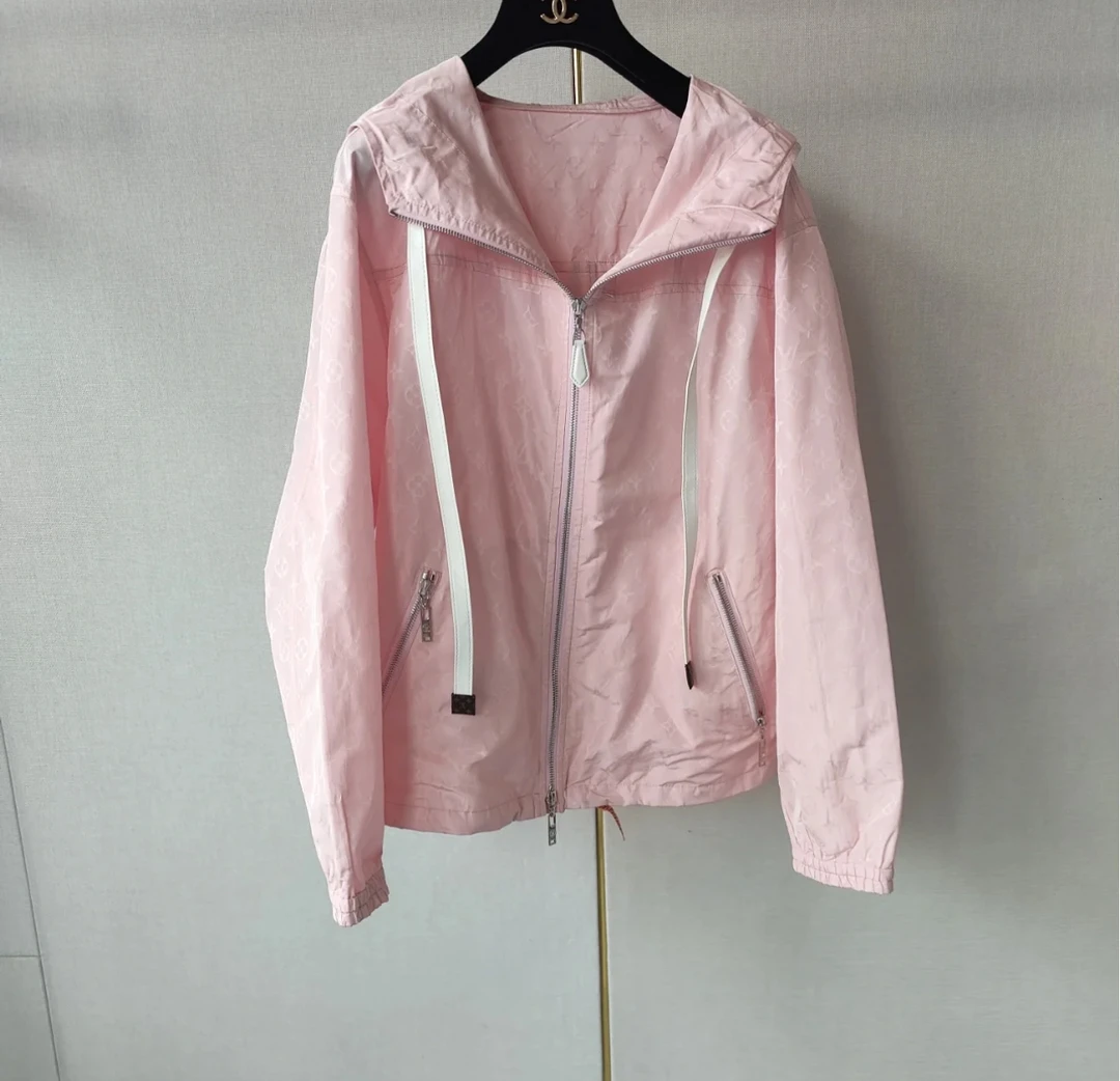 全新未使用 LouisVuitton/路易威登 粉色老花暗纹满印冲锋衣 40