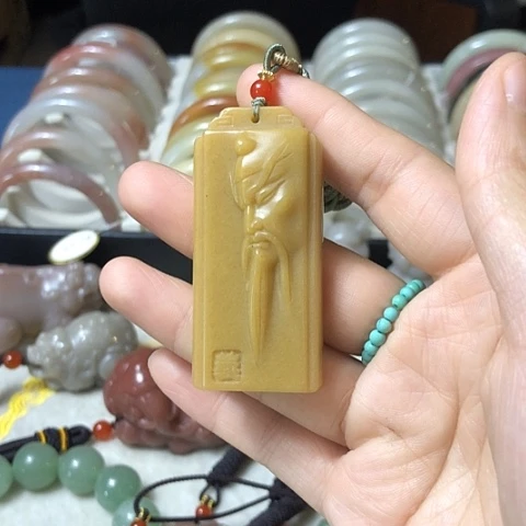 颈饰未镶嵌石英质玉