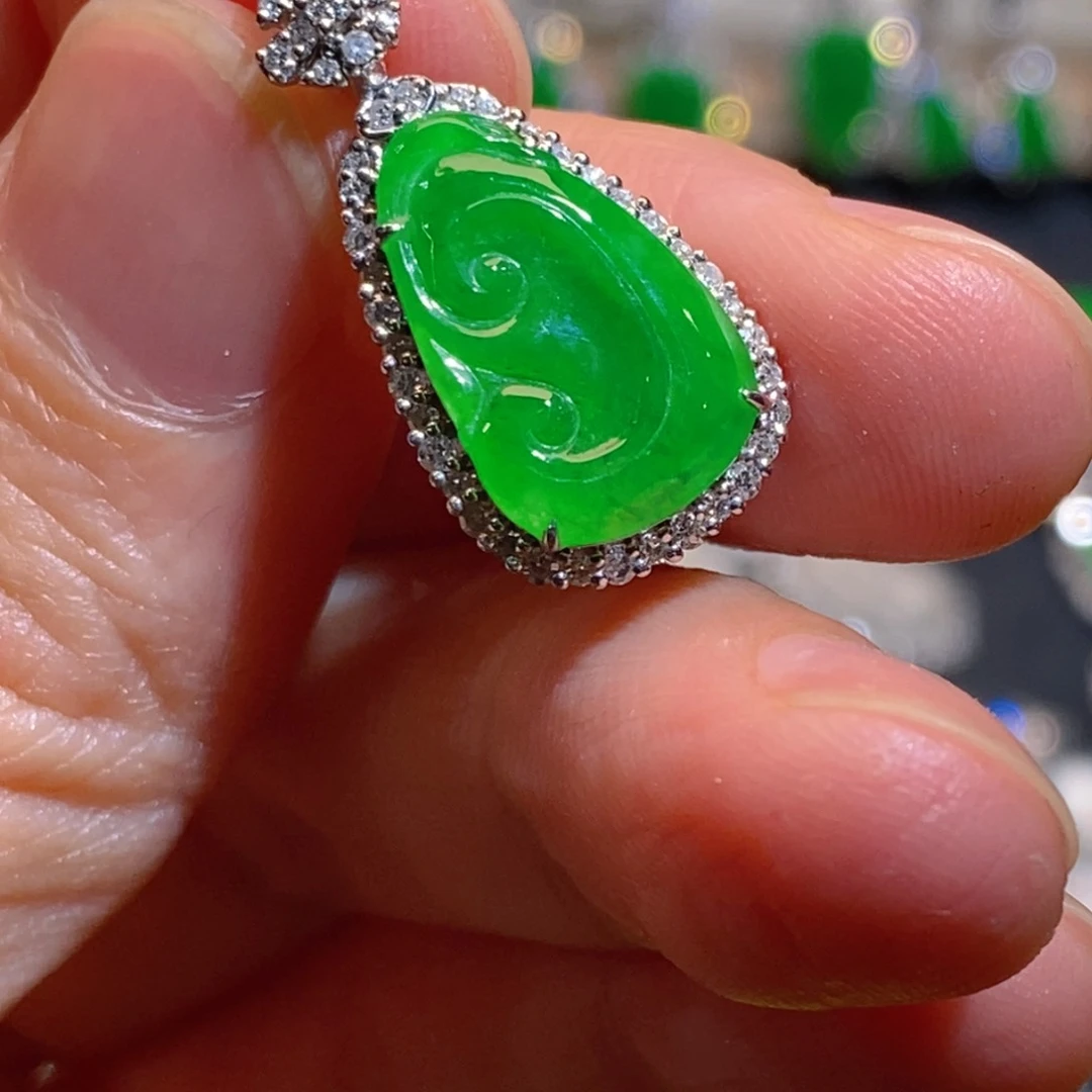 翡翠18K金镶嵌颈饰如意